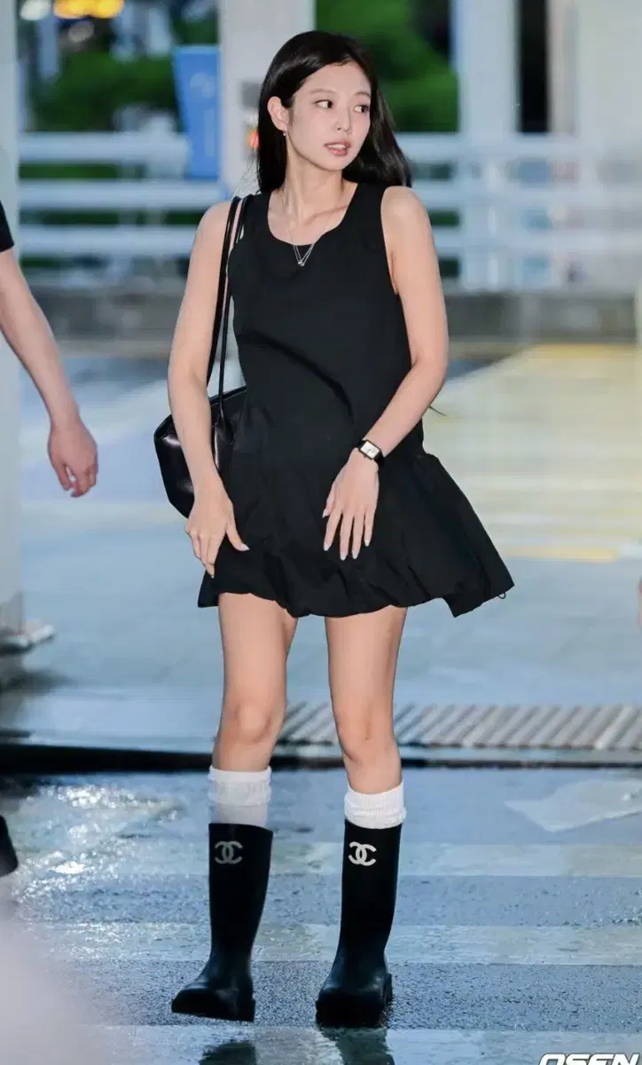 Jennie着用 AMOMENTO VOLUME MINI DRESS 韓国 Jennie着用 AMOMENTO VOLUME MINI DRESS 韓国